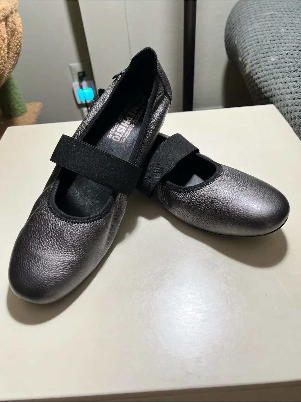 Mephisto metallic gray leather ballet flats/mary Jane’s elastic strap at instep.